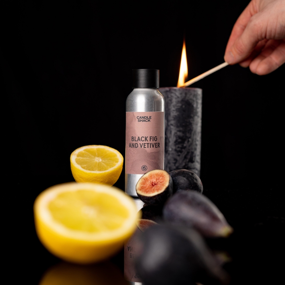 La 'Black Fig and Vetiver' duftolje bringe en kjølig, jordnær aura inn i hjemmet ditt – inspirert av en vårtur blant frodige felter.